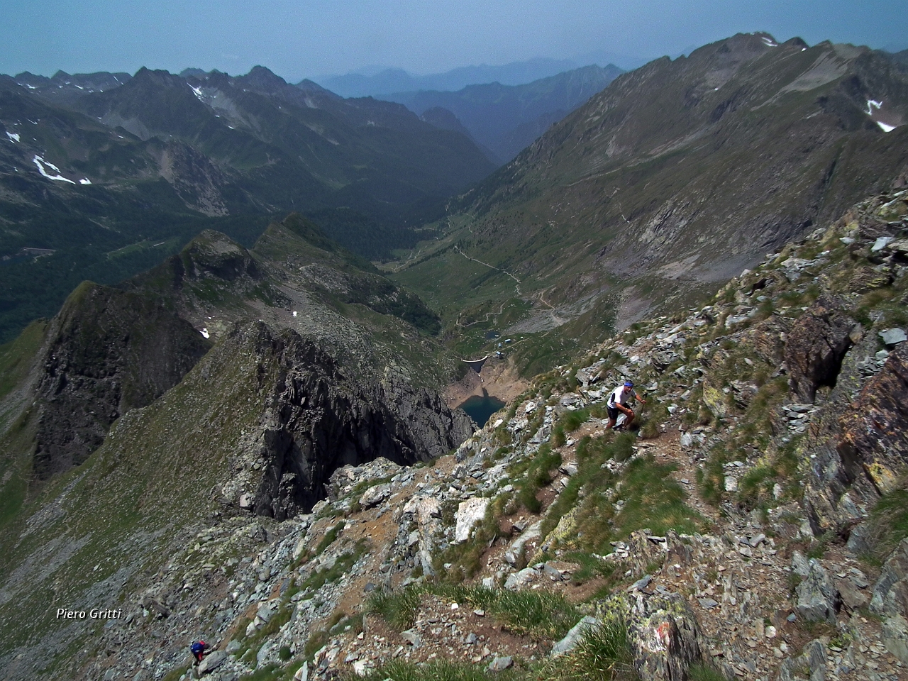 53 verso la Valle del Sasso col Rif. Longo....JPG